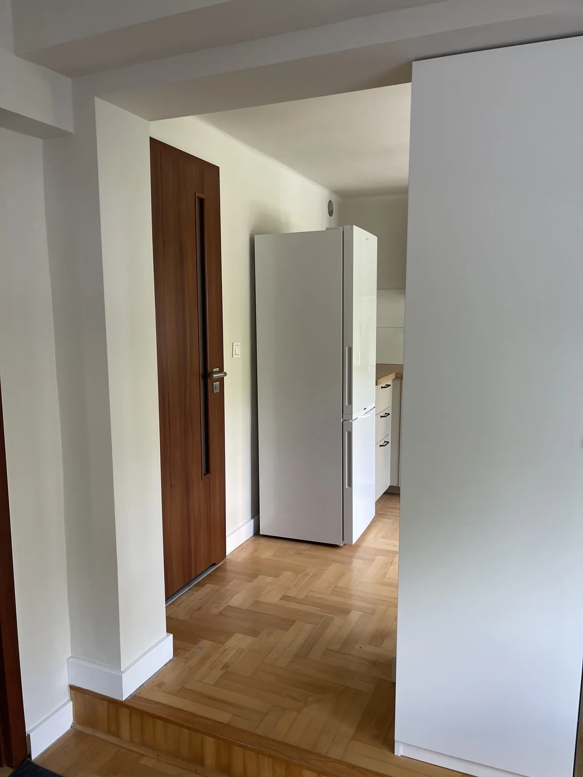 Hol prowadzący do kuchni z lodówką